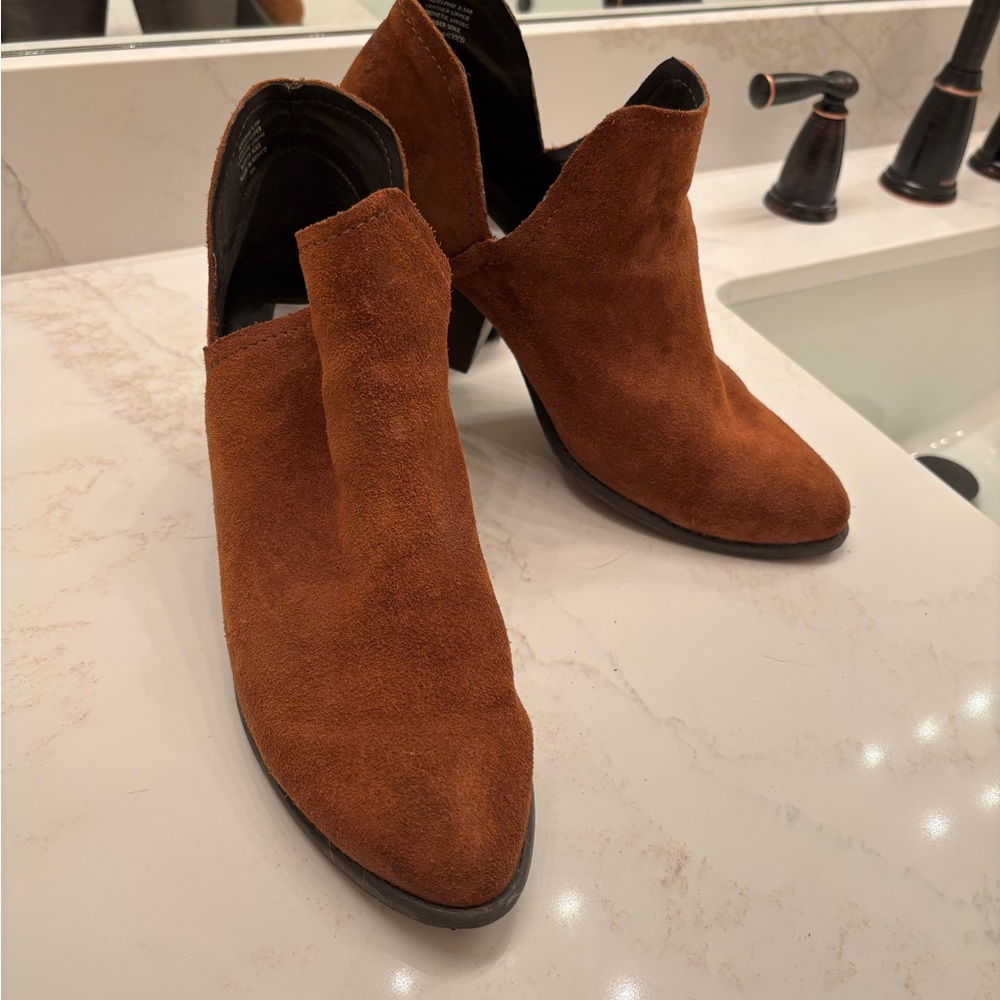 SZ 9 Steve Madden Brown Suede Ankle Boots